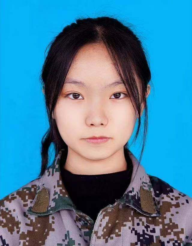 蓝色头发的女孩描述已自动生成