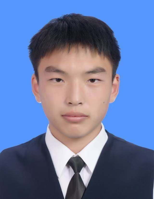 穿着西装的男孩描述已自动生成