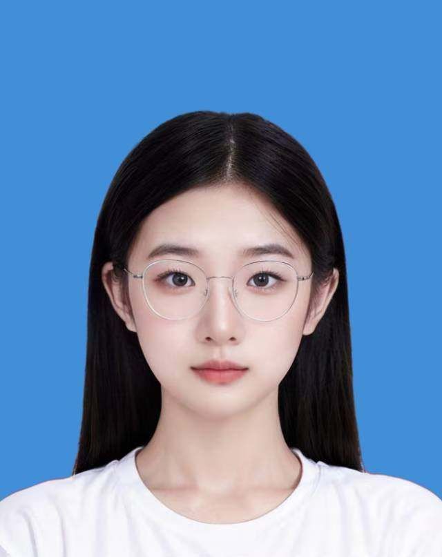 微笑的女人描述已自动生成