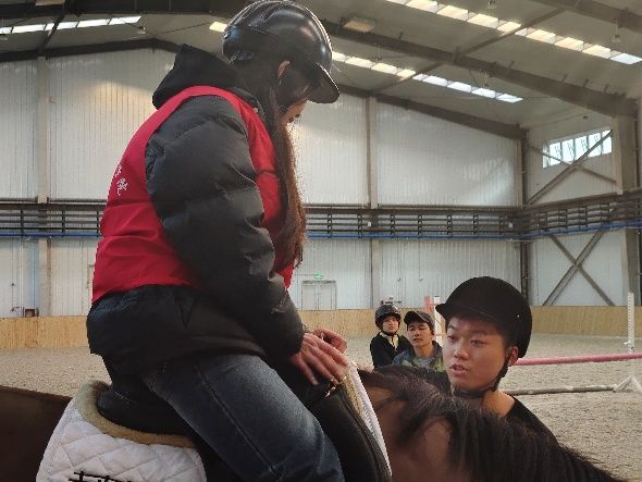 图片包含 人, 室内, 建筑, 小孩AI 生成的内容可能不正确。