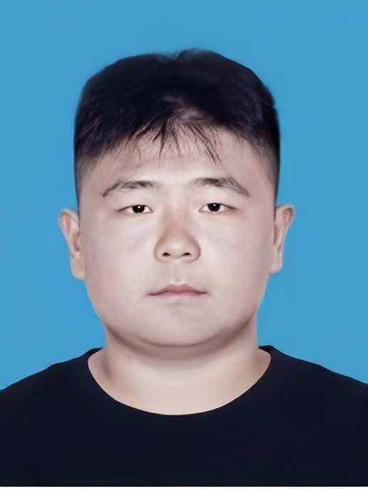 穿灰色衣服的男子中度可信度描述已自动生成