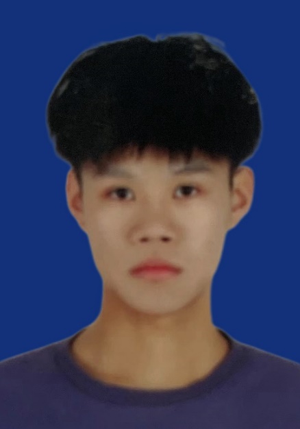 男孩戴着帽子描述已自动生成