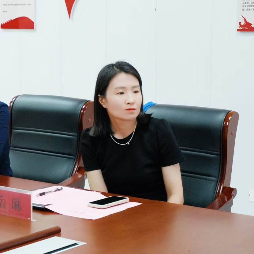 桌子上放着笔记本电脑的人 AI 生成的内容可能不正确。